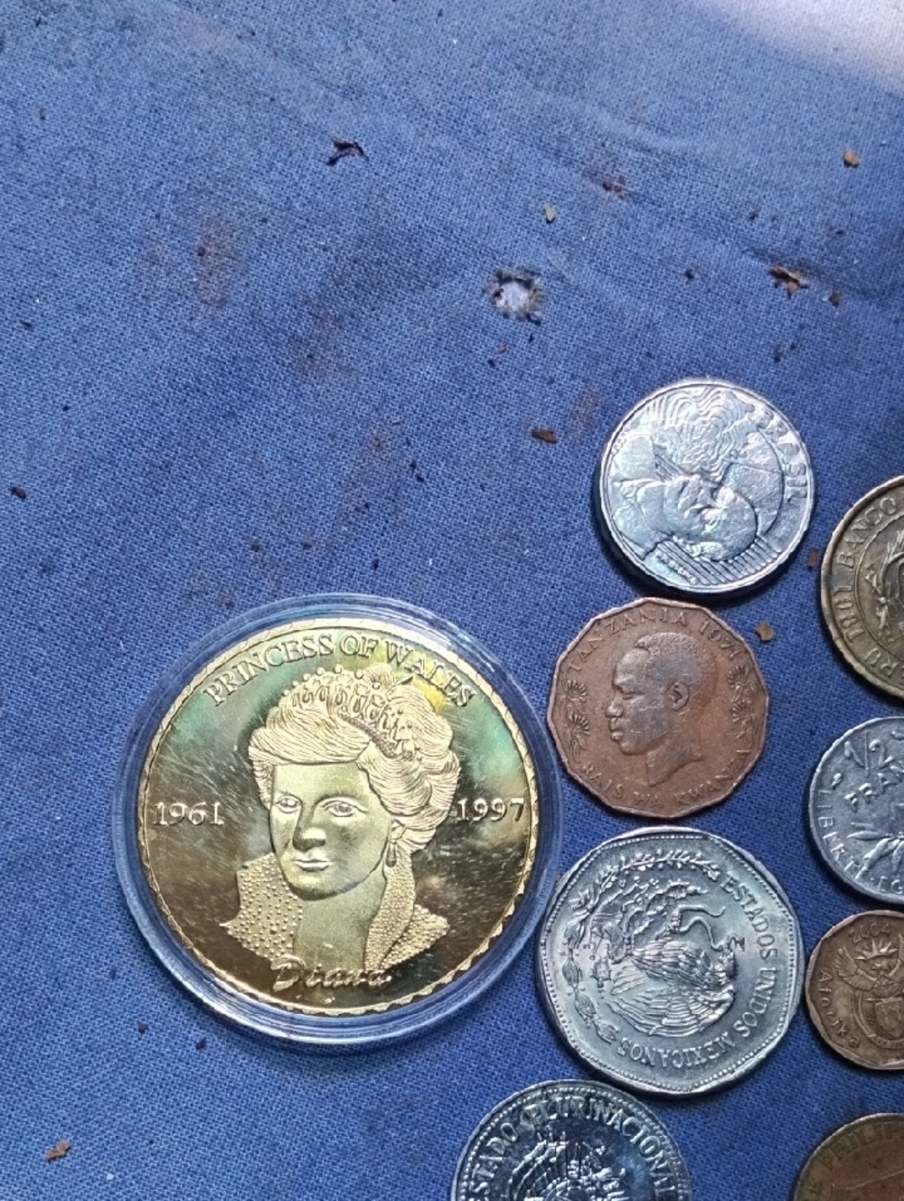 Assorted World Coins Lot - Mixed Metallic Tones - Picture 3 of 4